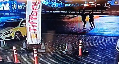 Eşiyle yürüdüğü sırada tanımadığı kişi tarafından bıçaklandı