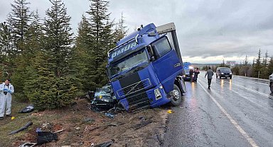 Eskişehir'de kontrolden çıkan tır otomobili altına aldı: 1 ölü, 1'i ağır 2 yaralı