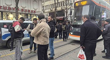 Eskişehir'de tramvayın çarptığı yaşlı adam yaralandı
