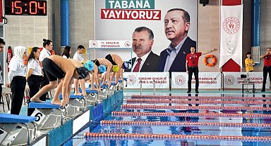 Eskişehir'de yüzme müsabakaları başladı