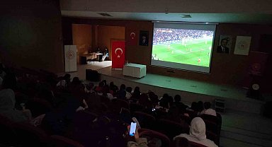 Eskişehirli öğrenciler milli heyecanı omuz omuza yaşadı