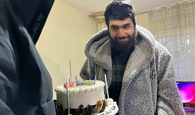 Evden çıkmayan telefon bağımlısı genç 25. yaşına bilgisayar başında girdi