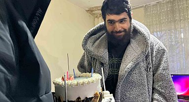 Evden çıkmayan telefon bağımlısı genç 25. yaşına bilgisayar başında girdi