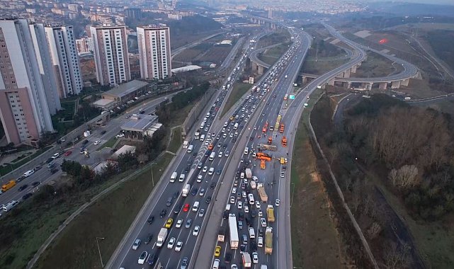 Eyüpsultan TEM'de zincirleme trafik kazası: Hafriyat kamyonu devrildi, iki araç bariyerlere çarptı