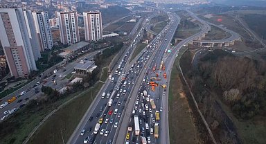 Eyüpsultan TEM'de zincirleme trafik kazası: Hafriyat kamyonu devrildi, iki araç bariyerlere çarptı