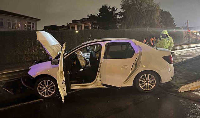 Eyüpsultan'da bir araç bariyerlere girdi: 3 kişi yaralandı