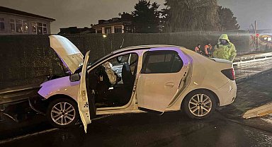 Eyüpsultan'da bir araç bariyerlere girdi: 3 kişi yaralandı