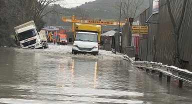 Eyüpsultan'da hafriyat kamyonu göle dönen yolda yan yattı