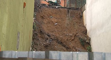 Eyüpsultan'da istinat duvarı çöktü