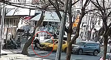 Ezilmekten son anda kurtulan yaşlı kadın kameraya yansıdı