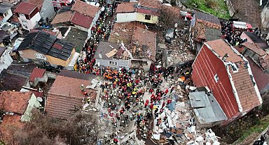 Fatih'te çöken binada 1 kişi daha kurtarıldı