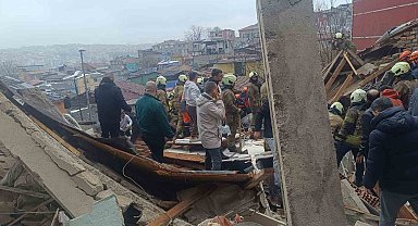 Fatih'te çöken binada enkaz altında kalanların kurtarılma anı kamerada