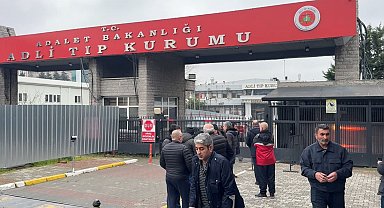 Fatih'te çöken binada hayatını kaybeden yaşlı kadının cenazesi Adli Tıp Kurumundan alındı
