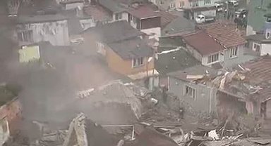 Fatih'te çöken binadan dumanların yükseldiği anlar kameraya yansıdı