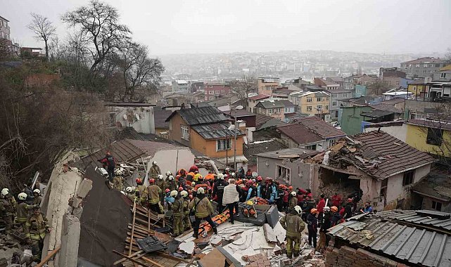 Fatih'te çöken binalarda enkaz altında kalanları kurtarılma çalışması devam ediyor