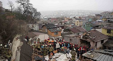 Fatih'te çöken binalarda enkaz altında kalanları kurtarılma çalışması devam ediyor