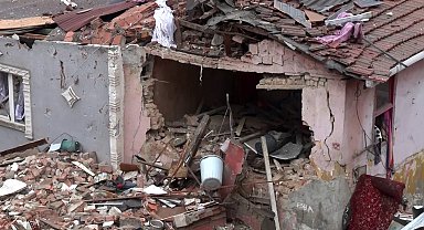 Fatih'te çöken binaların ardından çevrede hasar tespit çalışması başlatıldı