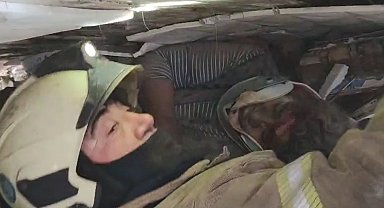 Fatih'te çöken binanın altında kalanların çıkarılma anı kamerada