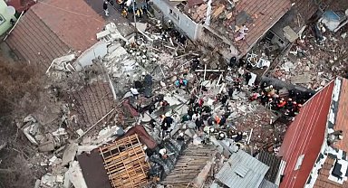 Fatih'te henüz bilinmeyen bir nedenle bina çöktü. Olay yerine itfaiye ekipleri sevk edildi.