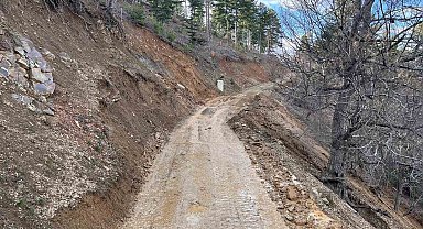 Feke'de kar ve heyelanla mücadele sürüyor