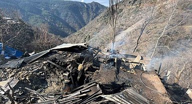Feke'de müstakil ev yangında kullanılamaz hale geldi
