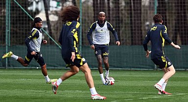 Fenerbahçe günün ilk antrenmanını yaptı