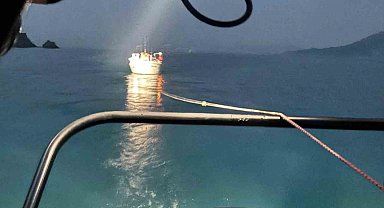 Fethiye'de makine arızası nedeniyle sürüklenen tekne kurtarıldı