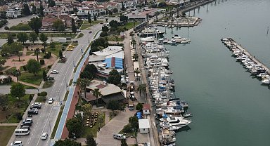 Fethiye'de sahil bandında kaçak yapılar yıkılıyor