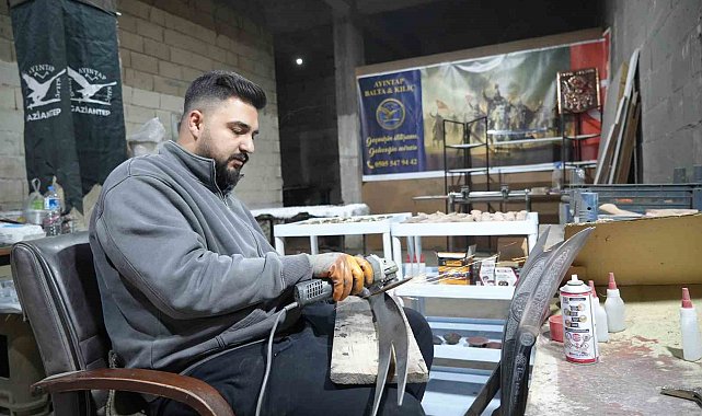 Filmlerden esinlenen genç, ata mesleği olan kılıç ustalığını sürdürüyor