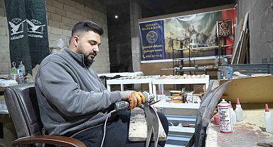 Filmlerden esinlenen genç, ata mesleği olan kılıç ustalığını sürdürüyor