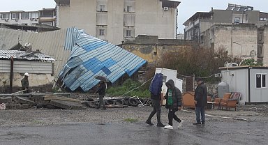 Fırtına direkleri devirdi, 2 araç zarar gördü
