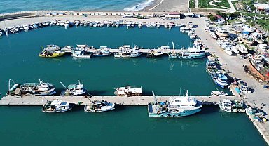 Fırtınalı Akdeniz, balıkçıları barınağa hapsetti