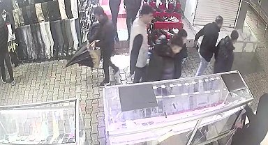 Fiyat sorma bahanesiyle girdi cep telefonu çaldı: "Hoşuma gitti" savunması yaptı