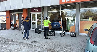 Fren yapmak yerine gaza basan otomobil süpermarkete girdi