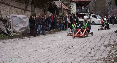 Fren yok, heyecan çok, geleneksel tahta araba yarışı bu yılda nefesleri kesti