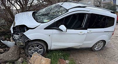 Freni boşalan hafif ticari araç ağaca çarptı: 1 yaralı