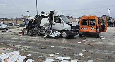 Freni patlayan tır dehşet saçtı: Öğrenci servisi dahil 7 araç birbirine girdi, 18 yaralı