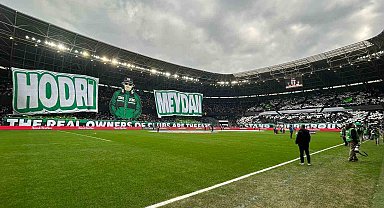 Futbolcu olamadılar ama tribünleri pankartlarıyla renklendiriyorlar