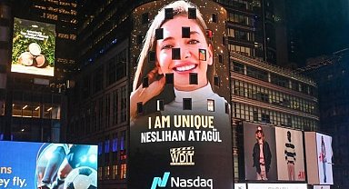 Gazeteci Aslıgül Atasagun ve oyuncu Neslihan Atagül'ün yer aldığı "I AM" kampanyası New York'u aydınlattı