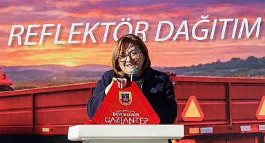 Gaziantep Büyükşehir'in "Reflektör Tak, Görünür Ol" projesinde ilk dağıtım gerçekleştirildi