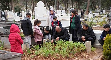 Gaziantep'te bayram öncesi mezarlıklarda ziyaretçi yoğunluğu