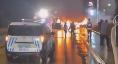 Gaziantep'te çarpışan iki otomobil alev topuna döndü