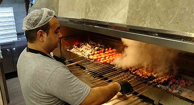 Gaziantep'te kebapçılar iftarda dolup taşıyor
