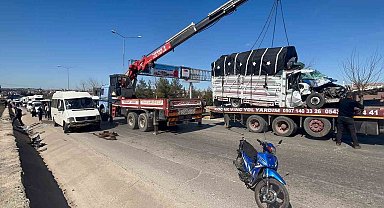 Gaziantep'te minibüs ile kamyonet çarpıştı: 4 yaralı