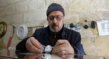 Gaziantepli 74 yaşındaki saat ustası 65 yıldır zamana ayar veriyor