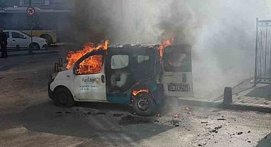 Gaziosmanpaşa'da park halindeki araç alev alev yandı