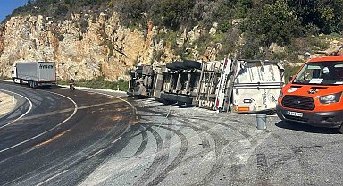 Gazipaşa'da muz yüklü tır devrildi