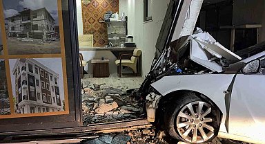 Gazipaşa'da otomobil iş yerine girdi: 3 yaralı