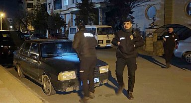 Gece yarısı kornası takılı kalan araç mahalleyi ayağa kaldırdı