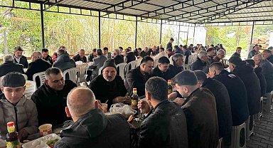Gelenek sürüyor: Tüm mahalle bir araya gelerek bayramı kutladı